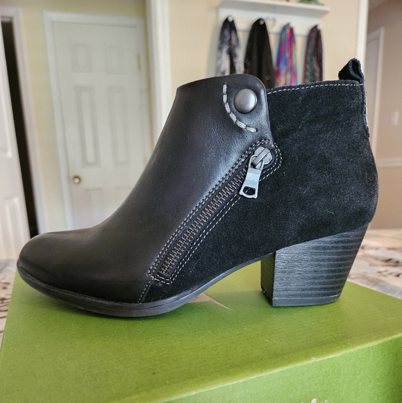 Earth Black Leather Boots - Picture 2 of 5